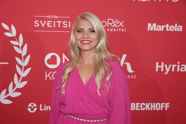 Ilona Chevakova saapui Red Carpet Gaalaan Hyvinkäälle.