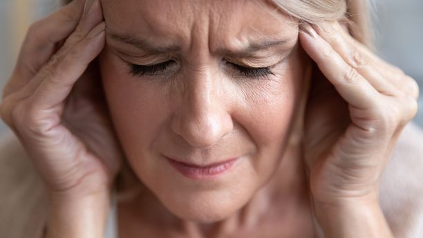 Kova ja hellittämätön päänsärky on SAV:n tyypillisin oire.
