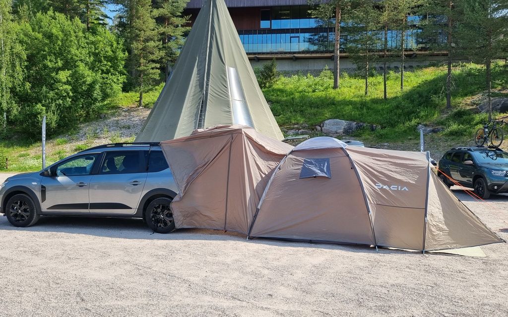 Dacia yllättää: Retkeilytila-auto sängyllä ja teltalla 24 000 euroa