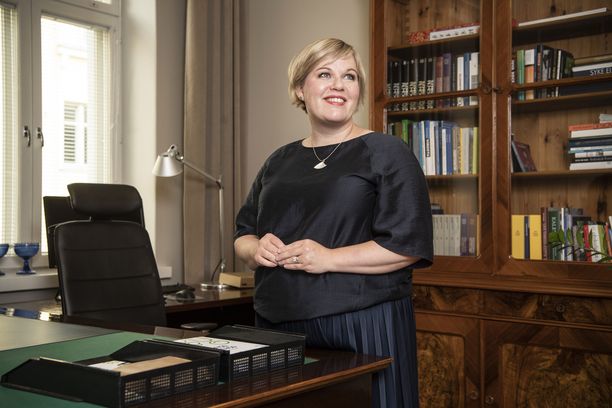 Tiede- ja kulttuuriministeri Annika Saarikko (kesk) aloitti ministerinpestinsä torstaina. 
