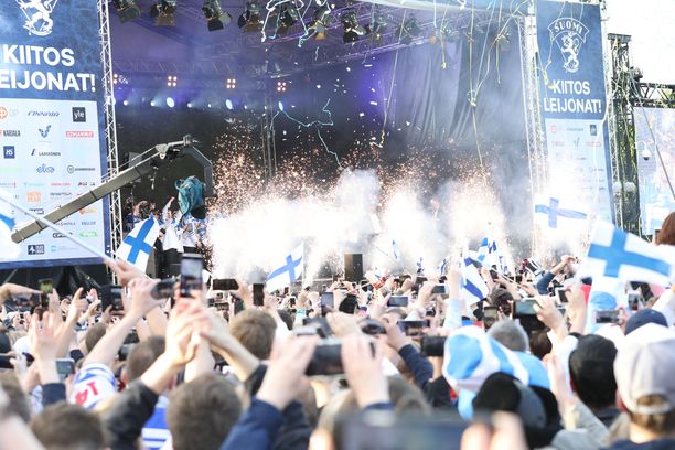 Maanantain kultajuhlinta huipentui Helsingissä Kaisaniemen puistossa, kun kiekkoilijat saapuivat lavalle hieman iltakahdeksan jälkeen.