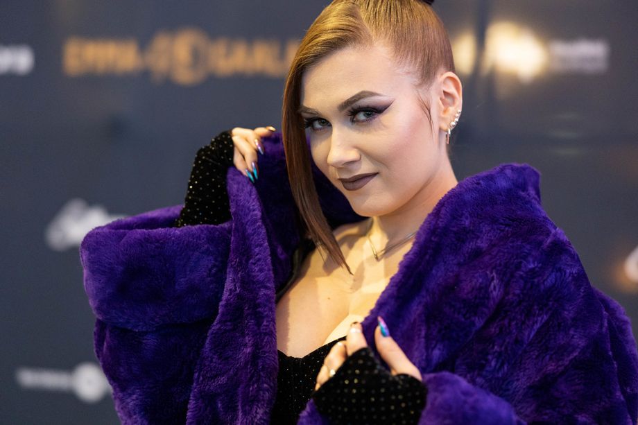 Suomalaisartistin Kuva Ilmestyi Times Squarelle Olen Sanaton 