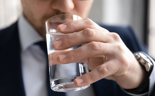 Väsymys kesken päivän voi johtua nestehukasta – näin tunnistat juovasi liian vähän