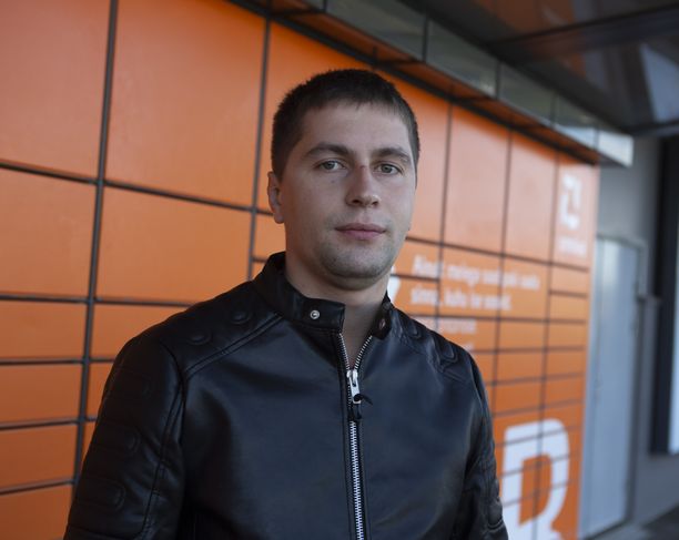 Apteekissa työskentelevä Alexander Kuzmin kannustaa rokottautumaan ja hankkimaan koronapassin.