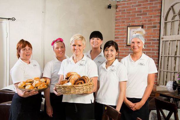Mira Potkonen (kolmas vasemmalta) työskenteli pitkään tamperelaisessa leipomo-kahvilassa.