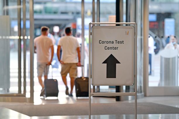 Saksan lentokentillä voi mennä koronatestiin. Riskimaista palaaville testi on pakollinen.