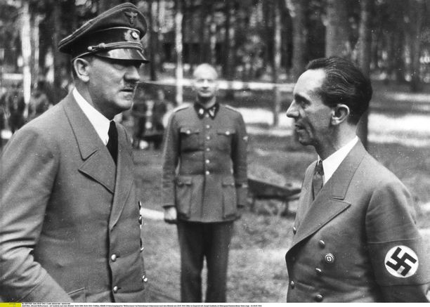 Saksan propagandaministeri Joseph Goebbels (oik.) luki radiossa 22. kesäkuuta 1941 Adolf Hitlerin (vas.) antaman julistuksen, jossa kerrottiin suomalaisten ja saksalaisten joukkojen toimivan yhdessä. Suomen hallitukselle tuli kiire korjata sanamuotoja. Kuva Rastenburgista Itä-Preussista heinäkuulta 1944.