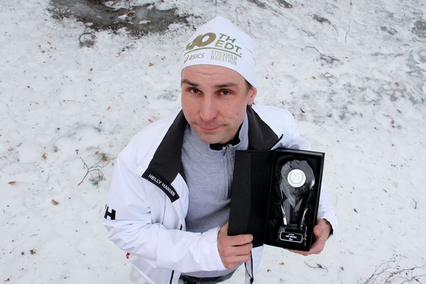Jari Huhtala sai sadannen maratoninsa kunniaksi muistoksi komean lasisen palkinnon.