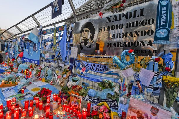 Diego Maradonan fanit toivat kynttilöitä Napolin kotistadionin liepeille.