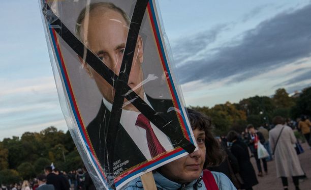 Nainen Putinia vastustavassa mielenosoituksessa. Arkistokuva.