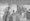 Viimeisiä haavoittuneita viedään ensiavun jälkeen hoitoon Saunajärven huoltotiellä Kuhmossa heti rauhan julistuksen jälkeen 13. maaliskuuta 1940.  Hevosten urakka rintamalla oli moninainen: ne muun muassa kuljettivat tykistöä, ampumatarvikkeita, ja kenttäkeittiöitä taistelijoille sekä kuljettivat haavoittuneita sidontapaikoille.