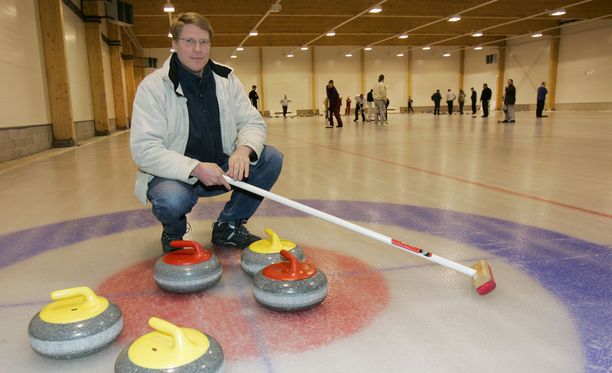Curlingliiton valmennuspäällikkö Tomi Rantamäki vastaa yksityiskohtaisesti lajilegenda Markku Uusipaavalniemen (kuvassa) kritiikkiin.