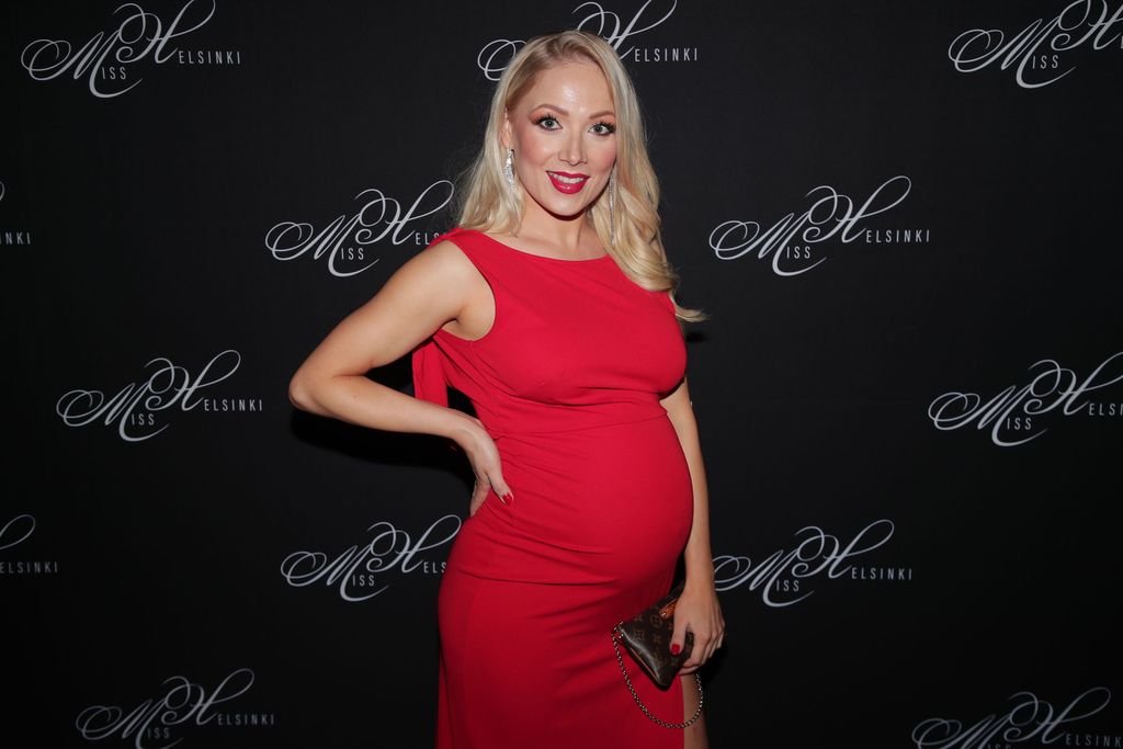 Vuoden 2018 Miss Helsinki Janna-Juulia Vuorela viimeisillään raskaana – edusti upeana punaisessa leningissä