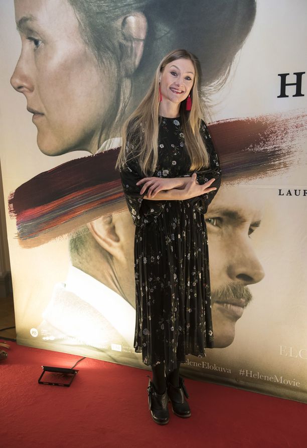 Teresa Välimäki kertoi kuulumisiaan Helene-elokuvan kutsuvierasensi-illassa Suomen Kansallisteatterissa. 