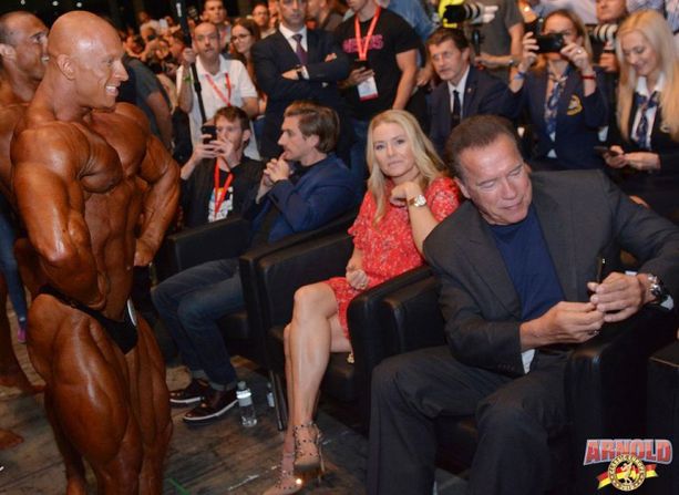Mika Sihvonen poseerasi pitkään Arnold Schwarzeneggerille.