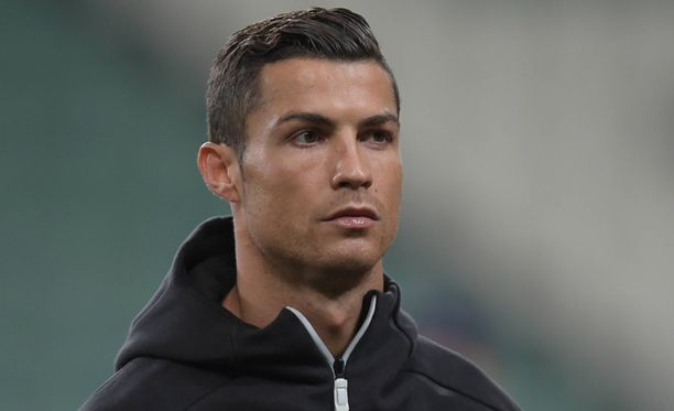 Cristiano Ronaldo pysyy otsikoissa myös otteluiden välissä.