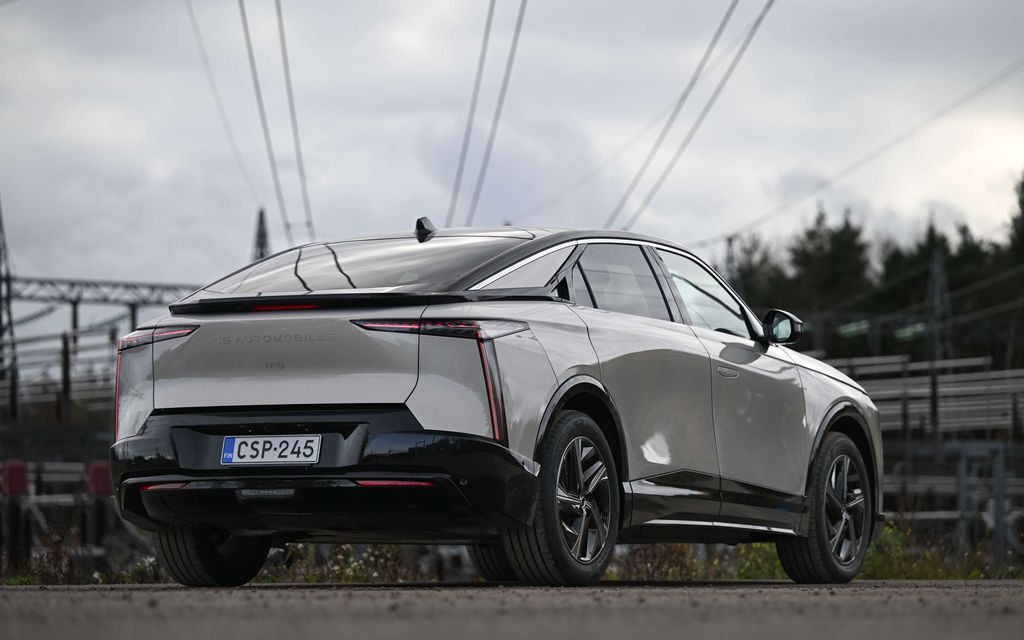 Erikoinen ilmiö moottoritiellä – Kun tämän auton keula näkyy peräpeilissä, tulee tilaa nopeasti