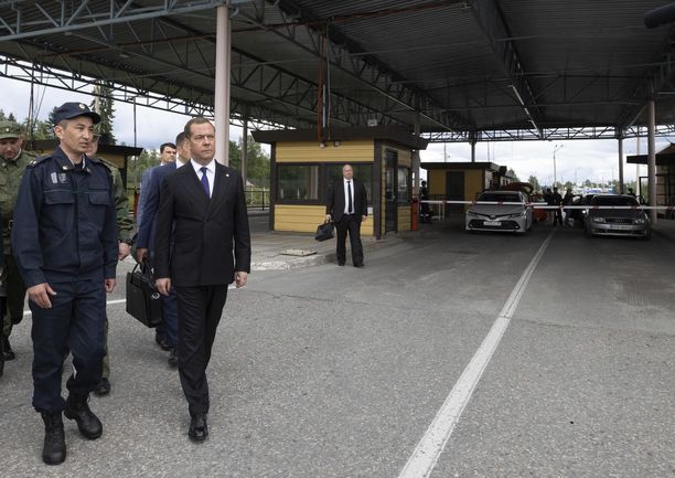 Pada hari Kamis, Medvedev mengunjungi Värtsil, perbatasan dengan Finlandia.