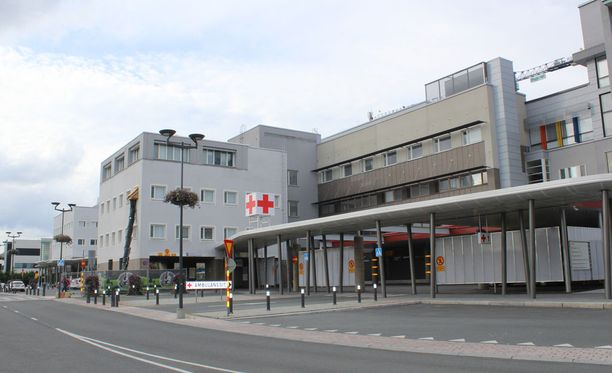 Putoaminen aiheutti miehelle kaularankavamman ja neliraajahalvauksen. Kuvassa Kuopion yliopistollinen sairaala.