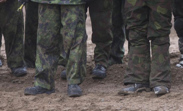 Hankkeen mukaan alaikäiset saisivat käyttää vapaaehtoisessa maanpuolustuskoulutuksessa puolustusvoimien harjoitusvälineitä ja vaatteita, mutta sotilaan tunnuksia he eivät saisi.