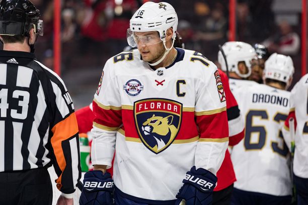 Aleksander Barkov nakutti peräti 96 pistettä NHL:n runkosarjassa, mutta Floridan kausi päättyi ennen pudotuspelien alkua.