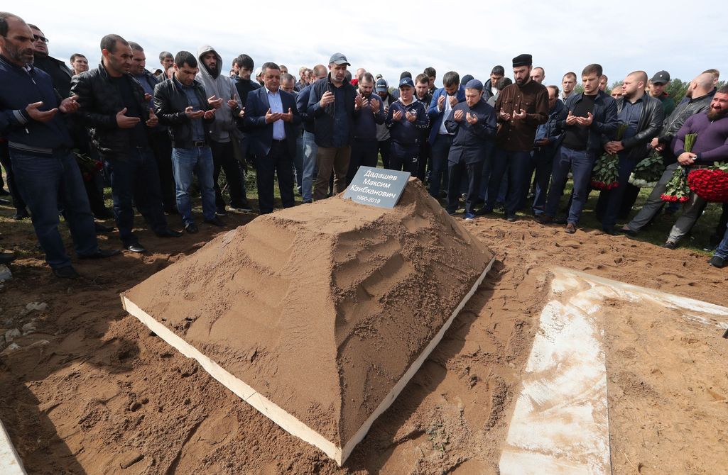 319 iskua ottanut ja traagisesti kuollut venäläisnyrkkeilijä haudattiin – sureva leski julkaisi kuvan aukinaiselta arkulta