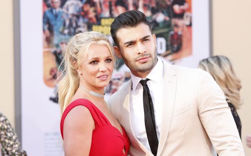 Britney Spearsin aviomies vastasi fanien kohu­väitteeseen