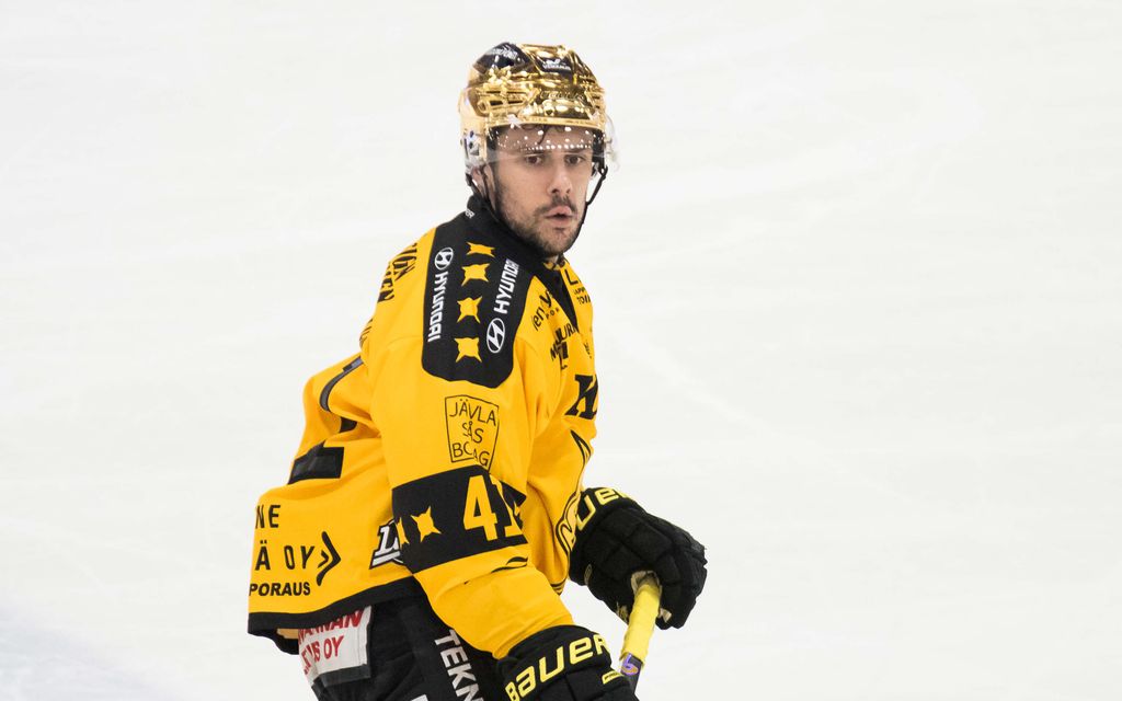 Raimo Helmiseltä kova ratkaisu – SM-liigatähti ulkona