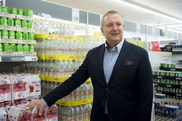 Lidlin Suomen toimitusjohtaja Lauri Sipponen esitteli ketjun vesivalikoimia Iltalehdelle Lidlin Niittykummun myymälässä Espoossa huhtikuussa 2018.