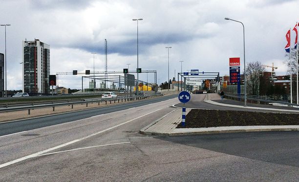 Liikennemerkki Espoossa hämmentää lukijaa - miten tästä kuuluisi ajaa?