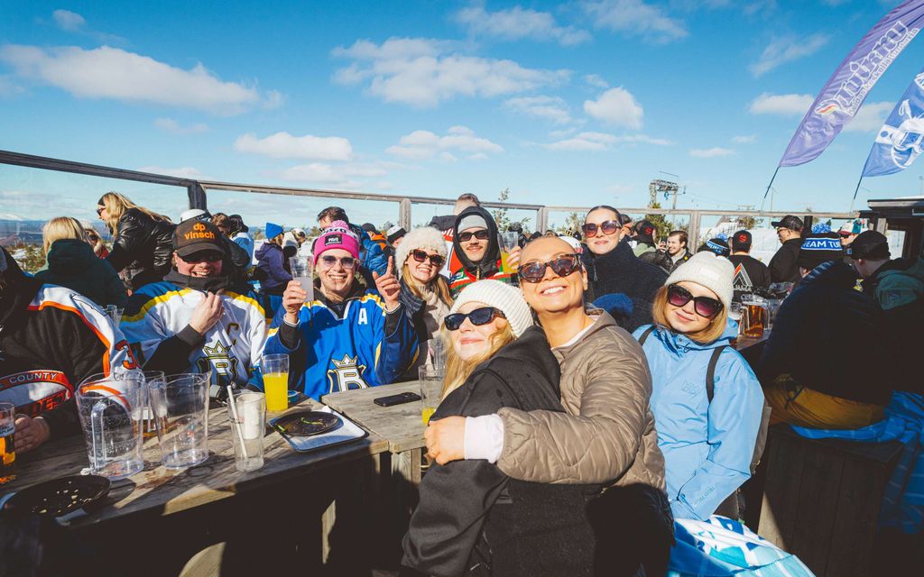 Lasit täyteen, rai rai rai! soi taustalla, kun kello 16.43 pelkissä speedoissa oleva mies johdatti jonoa – Täällä suomalaiset vetävät surutta päiväkännejä