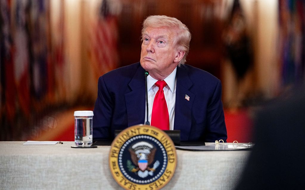 Valkoisessa talossa tapahtuu kummia