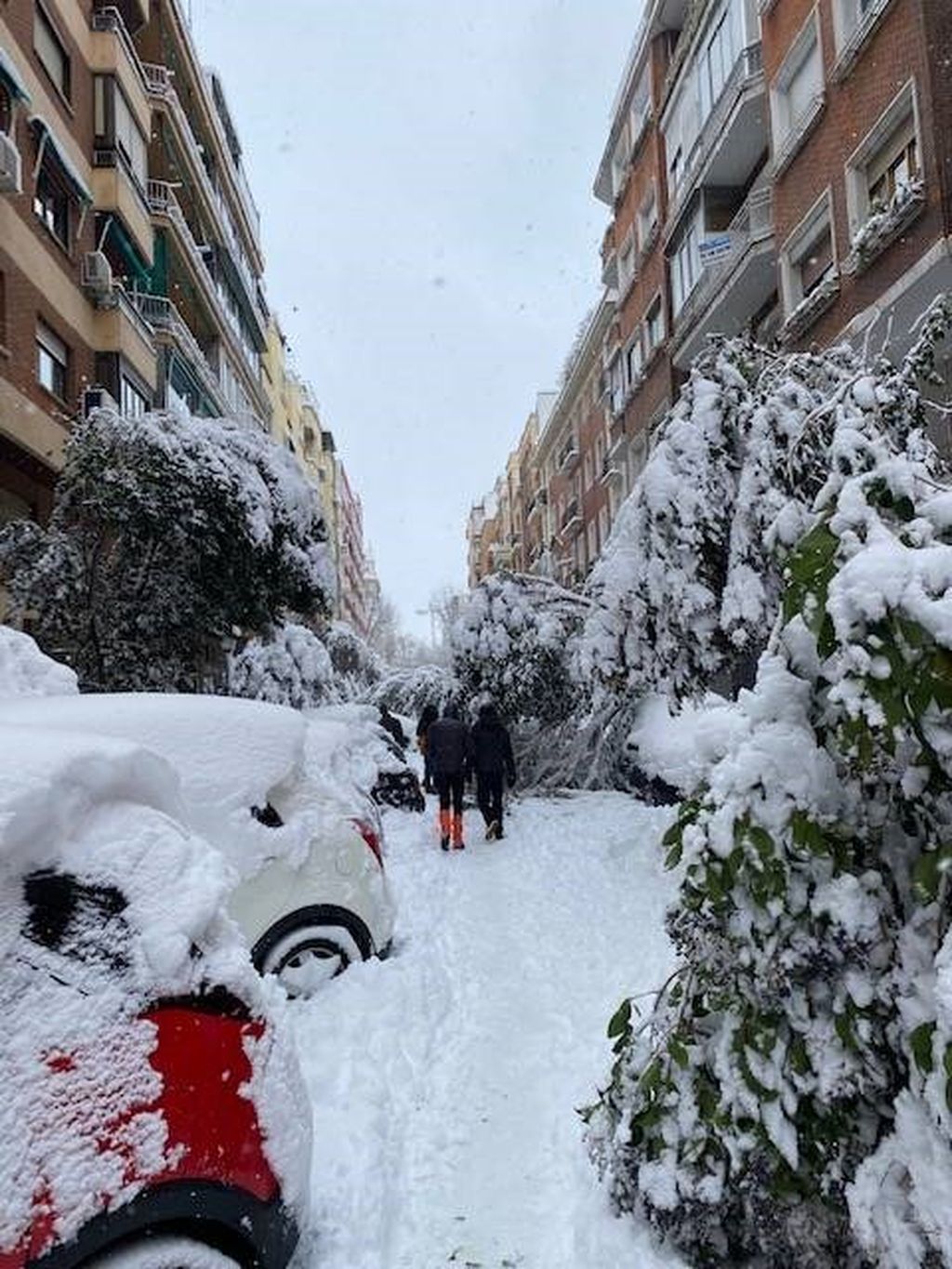 Suomalainen Jukka lumen valtaamassa Madridissa: autoteillä hiihdetään, kauppoja jouduttiin sulkemaan