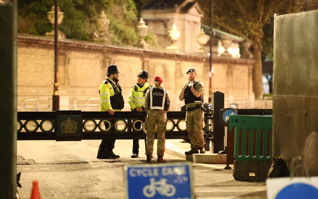 Buckinghamin palatsin edustalla räjähti, patruunoita heitellyt mies pidätettiin
