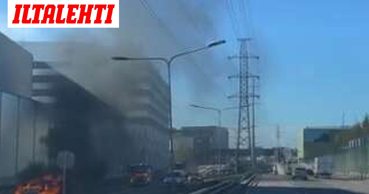 Hurja näky Helsingissä – Auto paloi täysin karrelle