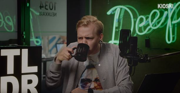 Kioskin juontaja esittää videolla juovansa kahvikupista myrkkyä. Yle pitää julkaisua perusteltuna.