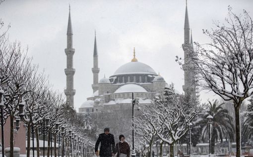 Lumisade laittoi Kreikan kaaokseen, autoilijat tuntikausia loukussa – Istanbulin lentokenttä kiinni
