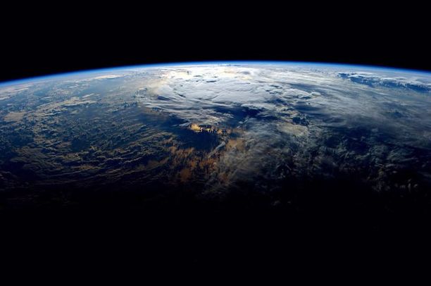 Kansainväliseltä avaruusasema ISS:ltä ikuistettu auringonnousu.