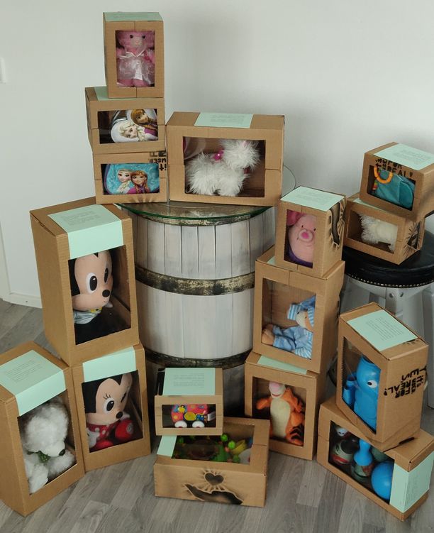 Niklas askarteli käytetyille leluille paketit, jotka muistuttavat kauppojen hyllyillä notkuvia lelupaketteja.