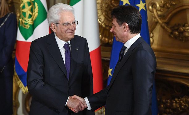 Italian presidentti Sergio Mattarella (vas.) onnittelee juuri virkavalansa vannonutta pääministeriä Giuseppe Contea.