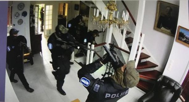 Airiston Helmi -pohatta vie poliisin oikeuteen liiallisista  rynnäkkötoimista - raju kuva julki: ”Kohelletaan menemään rynkkyjen kanssa”