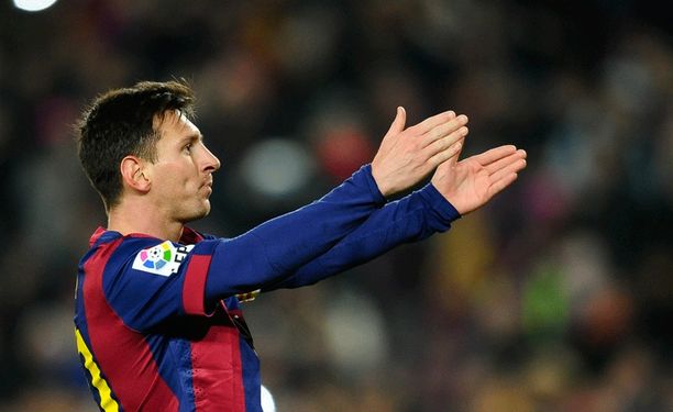 Lionel Messi kiittämässä kannattajia eilisen cup-ottelun jälkeen.