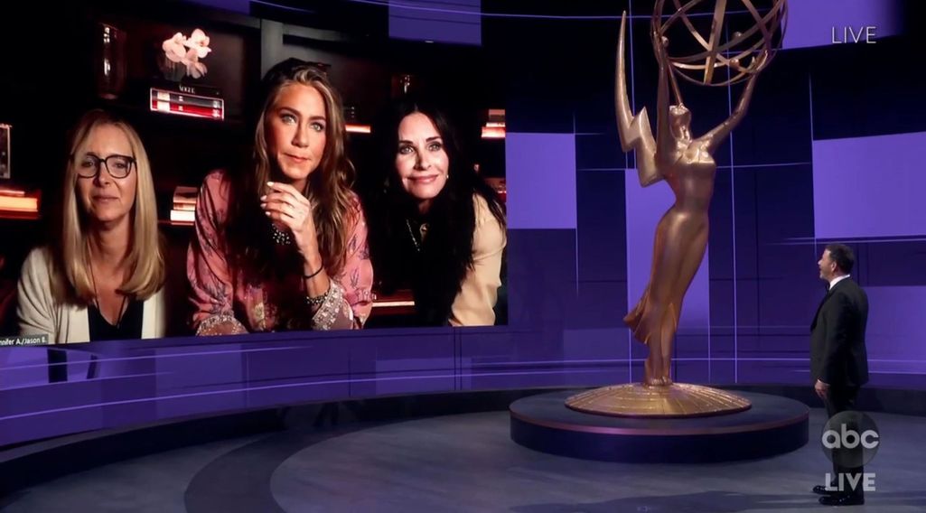 Frendit-tähdet järjestivät jättiyllätyksen tv-katsojille – ruutuun ilmestyivät Jennifer Aniston, Courteney Cox ja Lisa Kudrow: ”Me asumme yhdessä”