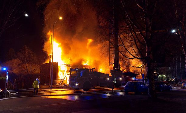 Tampereella Hintsankadulla raju tulipalo tuhosi kuuden perheen asuttaman kaksikerroksisen rivitalon lauantai-iltana.