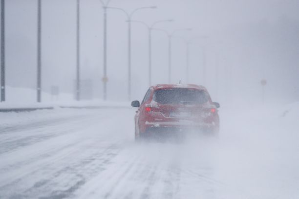 Ilmatieteen laitos varoittaa huonosta ajokelistä lumi- ja räntäsateiden takia maan keskiosassa ja Kaakkois-Suomessa. 