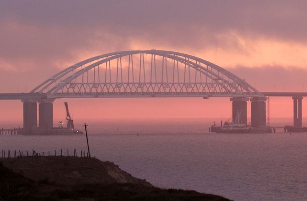 Jembatan Krimea di atas Selat Kerch selesai pada 2018. Uni Eropa dan Amerika Serikat menjatuhkan sanksi kepada mereka yang terlibat dalam proyek jembatan, termasuk sekutu dekat Putin, Arkadi Rotenberg, yang perusahaannya memenangkan kontrak jembatan.