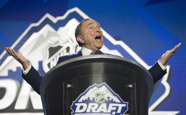 Gary Bettman avasi NHL:n varaustilaisuuden Vancouverissa kesäkuussa 2019.