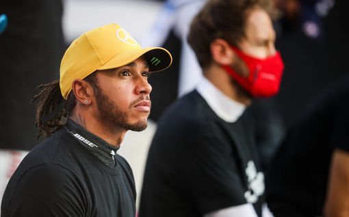 Lewis Hamilton valittiin arvostetun palkinnon voittajaksi – maailman­mestari vaikeni uran jatkosta