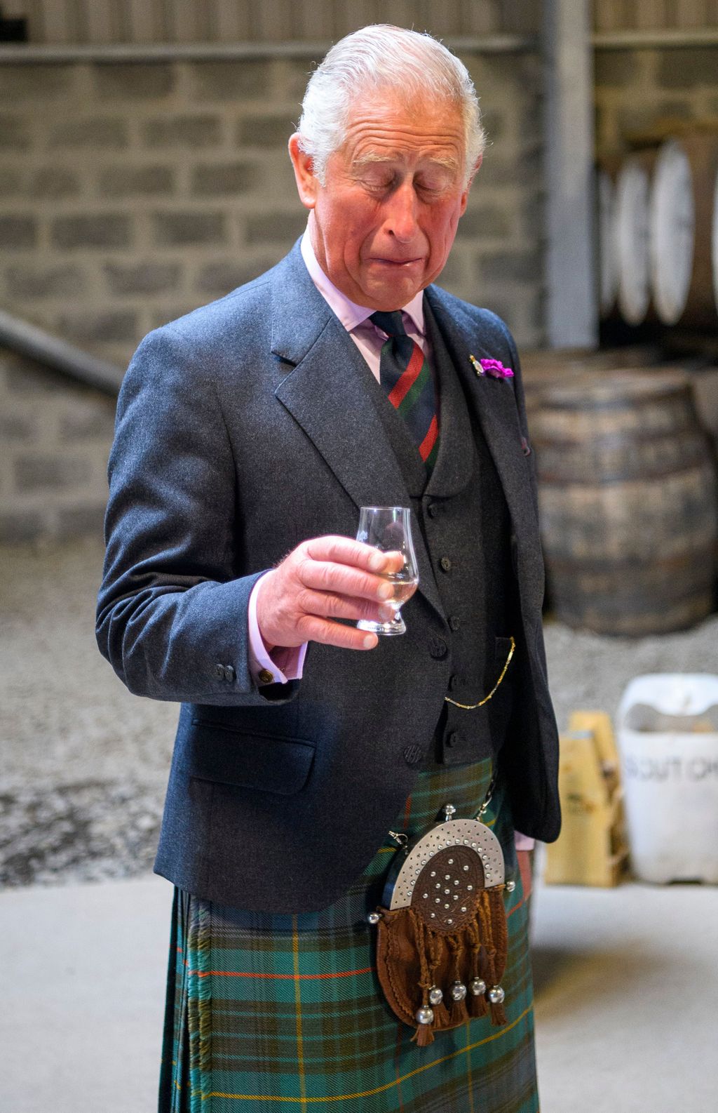 Prinssi Charles hullutteli Skotlannissa - nuuhki tynnyriä ja maisteli viskejä, tuoreet kuvat