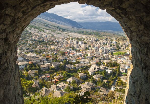Albanian korkeuserot tuovat esille upeat maisemat.